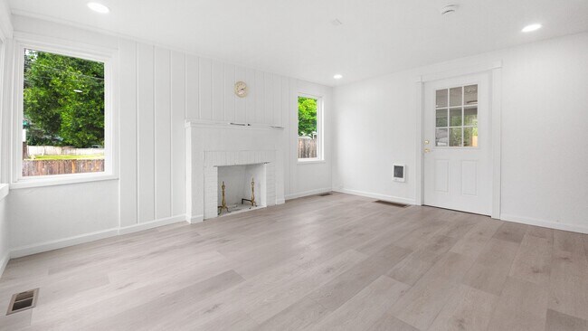 Foto del edificio - Rambler with Adult Family Home Certification – 3 Bed, 1 Bath + Additional Living Spaces