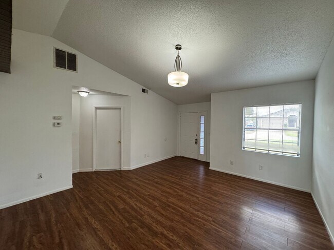 Building Photo - A Sun-Kissed Haven: 3-Bedroom Home with Room to Roam in Deltona!