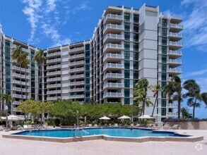 Building Photo - 1121 Crandon Blvd