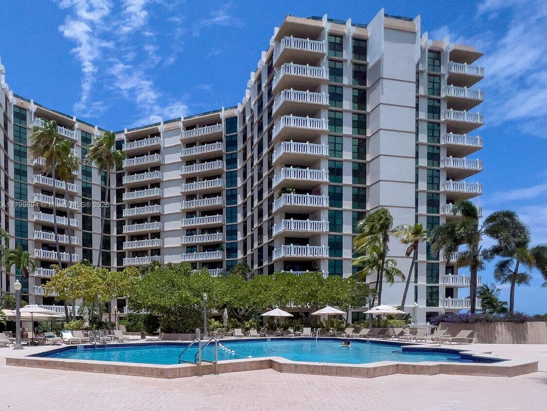 Foto principal - 1121 Crandon Blvd