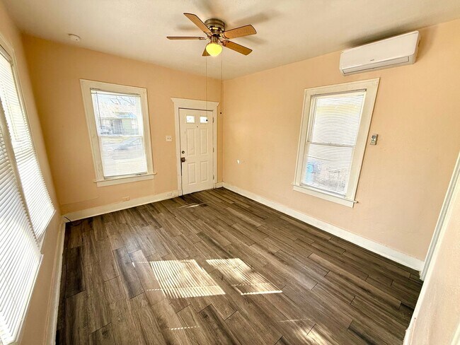 Building Photo - **APPLICATION RECEIVED** MOVE IN SPECIAL!!...