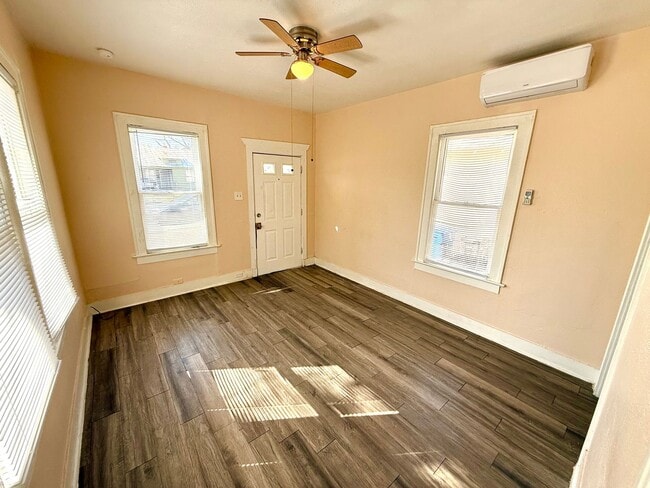 Building Photo - *COMING SOON* *MOVE IN SPECIAL* Charming 1-Bedroom Duplex With Laminate Flooring Throughout + Fen...