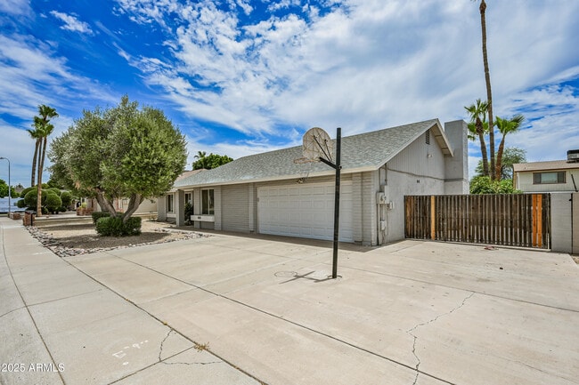 Building Photo - 6125 W Sierra St