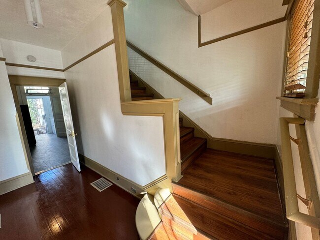 Foto del edificio - Beautiful 1900s NE Portland Home with Mode...