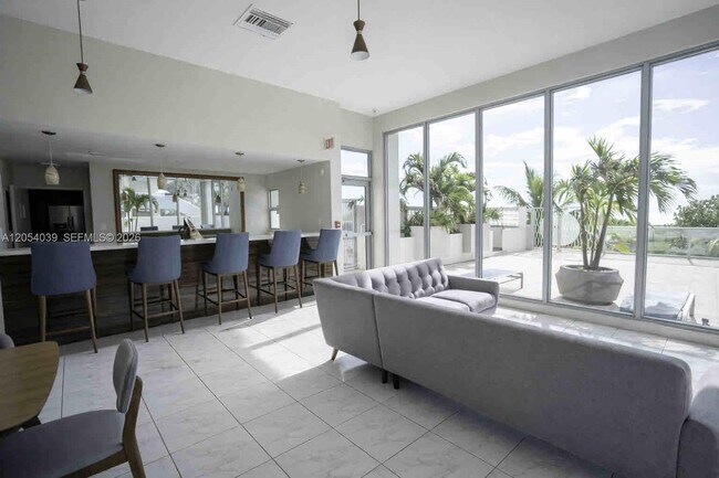 Foto del edificio - 9225 Collins Ave