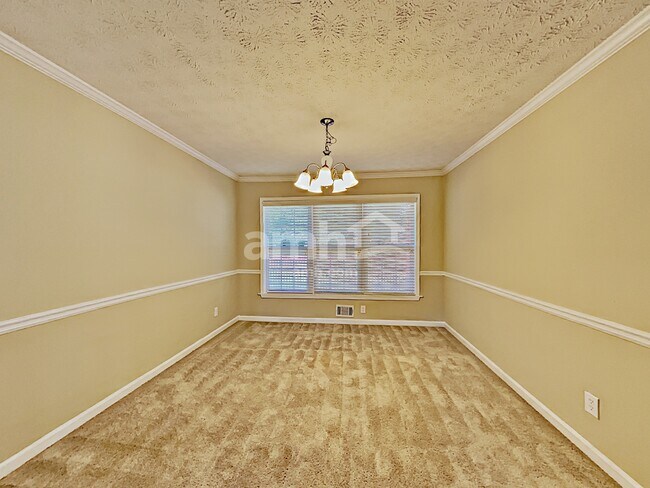Building Photo - 2044 Lakeland Dr