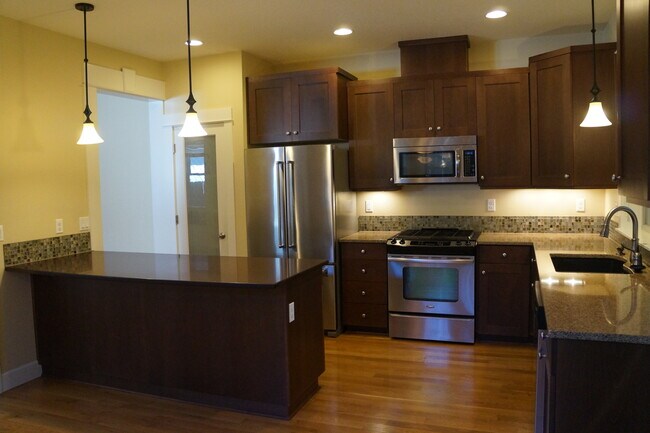 Building Photo - NE Portland 3 bedroom Jewel! -