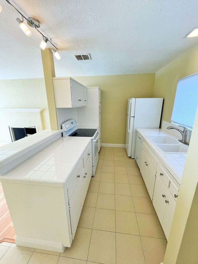 Building Photo - 4300 Shorecrest Ln