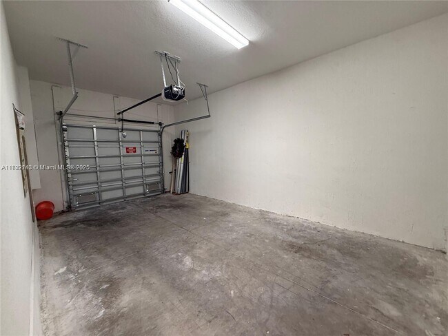 Foto del edificio - 1100 SW 6th Ct