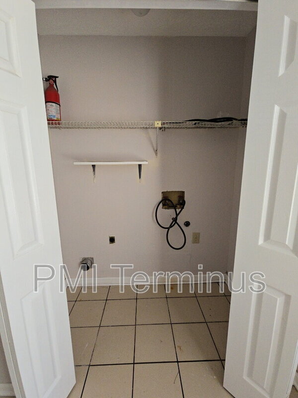 Foto del edificio - 5227 Ridge Forest Dr