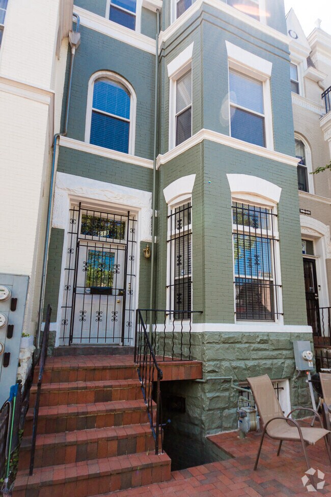 Building Photo - 613 8th St NE
