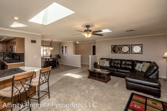 Building Photo - 2170 Donner Dr