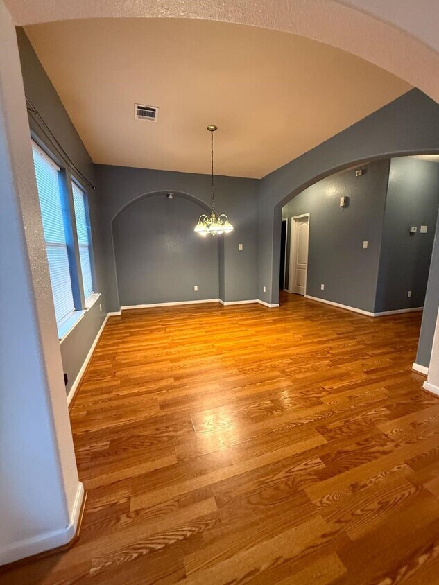 Building Photo - 10110 Gil Jr Ln