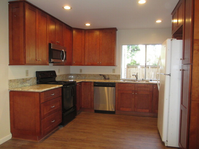 Building Photo - 3BR/1.5BA Townhome in Playmor La Jolla Com...