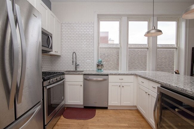 Photo - 916 N Ashland Ave Apartment