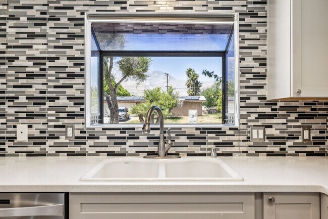 Foto del edificio - 3 Bed / 2 Bath Home with Bonus Room, Pool and Two Car Garage.