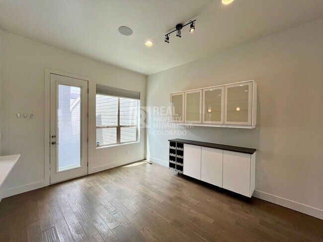 Building Photo - 5545 Valentia St