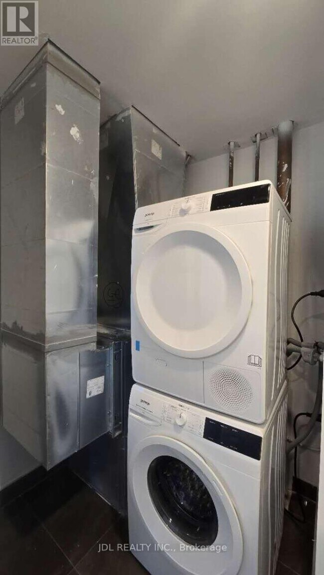 Building Photo - 88 Queen St E