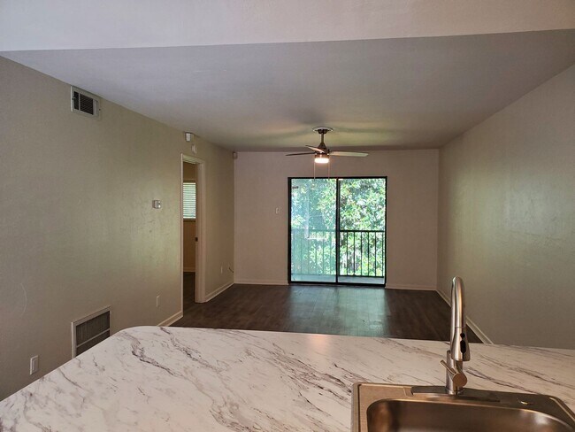 Foto del edificio - 2BD / 2BA Newly Remodeled 2 bed / 2bath Condo with Community Pool, close to Truman Pkwy!