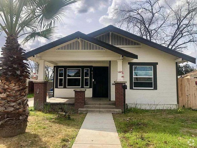 Building Photo - 1321 N Calaveras St