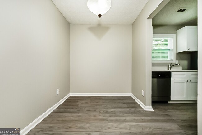 Foto del edificio - 8007 Crane Rd