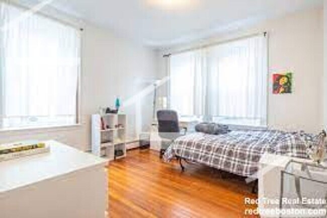 Foto del edificio - HOT BROOKLINE LISTING!!!!!