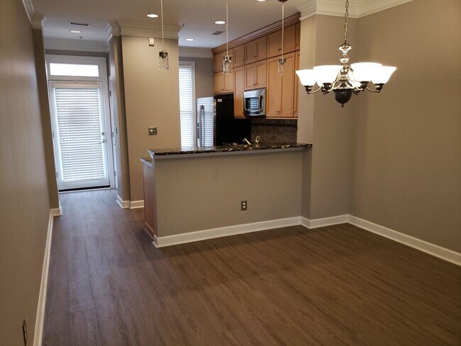 Building Photo - Gorgeous Townhouse