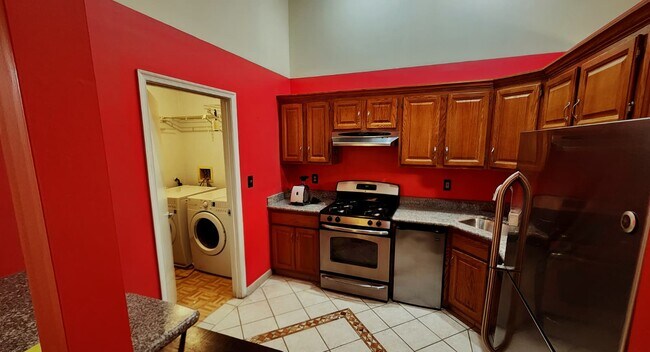 Foto del edificio - 2102 Doolittle Dr