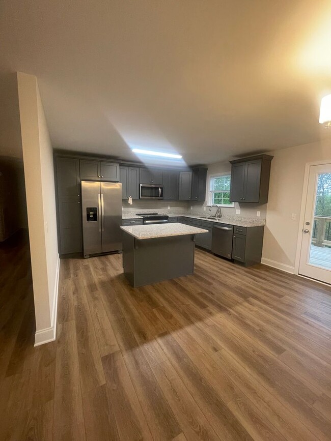 Building Photo - 3 Bedroom + Finished Basement Rental in Oo...