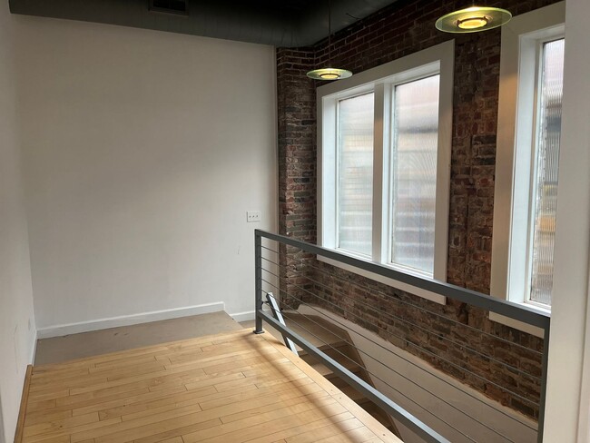 Building Photo - 10 E Broadway