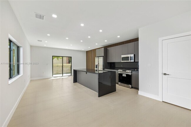 Building Photo - 2501 NW 19th Ave