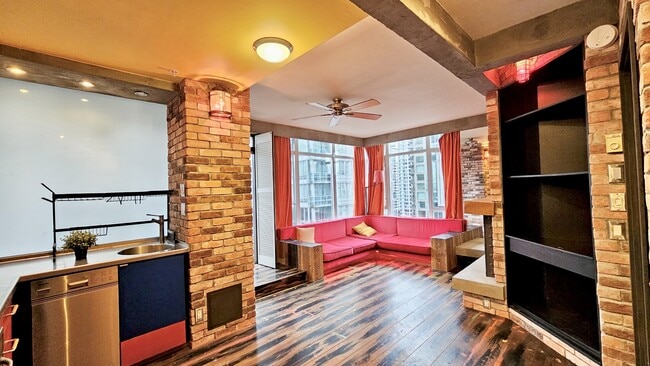 Building Photo - 480 Robson St