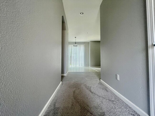 Foto del edificio - Turn Key 4 bedroom 2.5 bath in Brentwood!