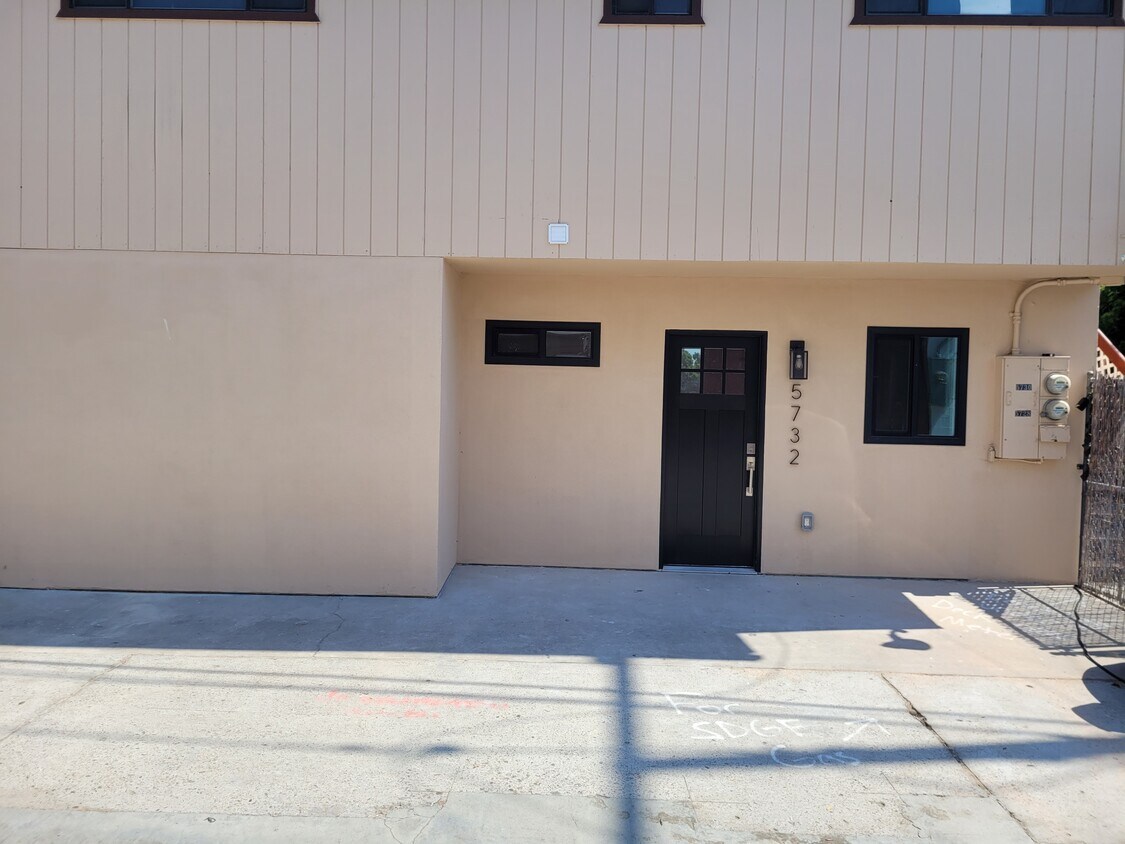 Primary Photo - 5730 Meade Ave