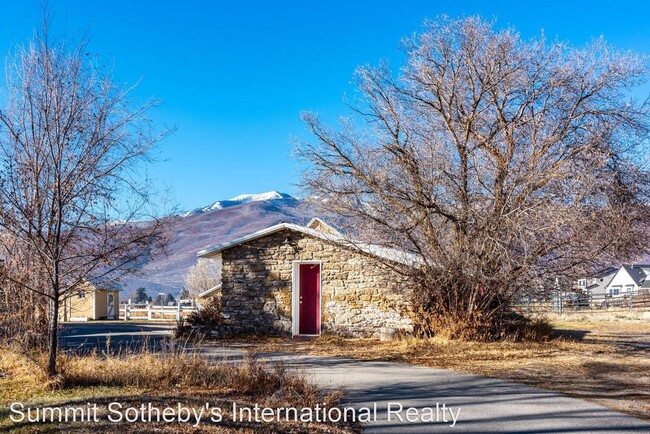 Building Photo - 2 br, 3 bath House - 501 N. River Road