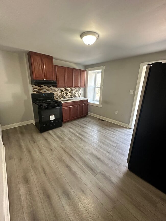 Building Photo - 2 Bed, 1 Bath Rowhome Available