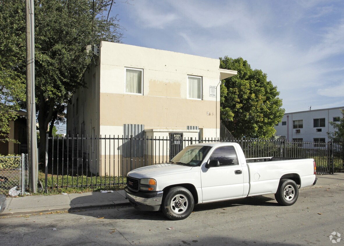 Foto del edificio - 215 NW 16th Ter