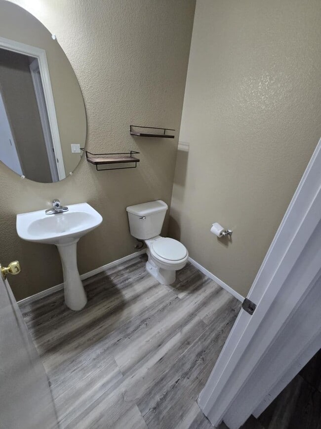 Building Photo - Great open floorplan with 3 bedrooms + Loft
