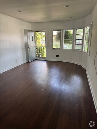 Building Photo - 10907 Moorpark St