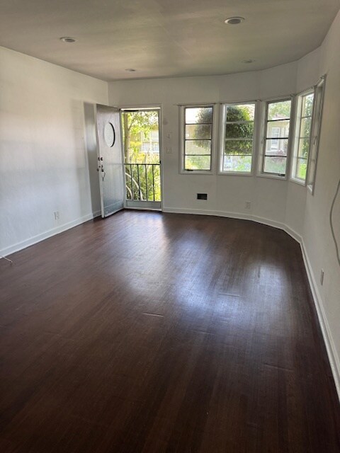 Foto principal - 10907 Moorpark St