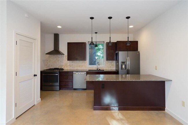 Building Photo - 505 E 40th St