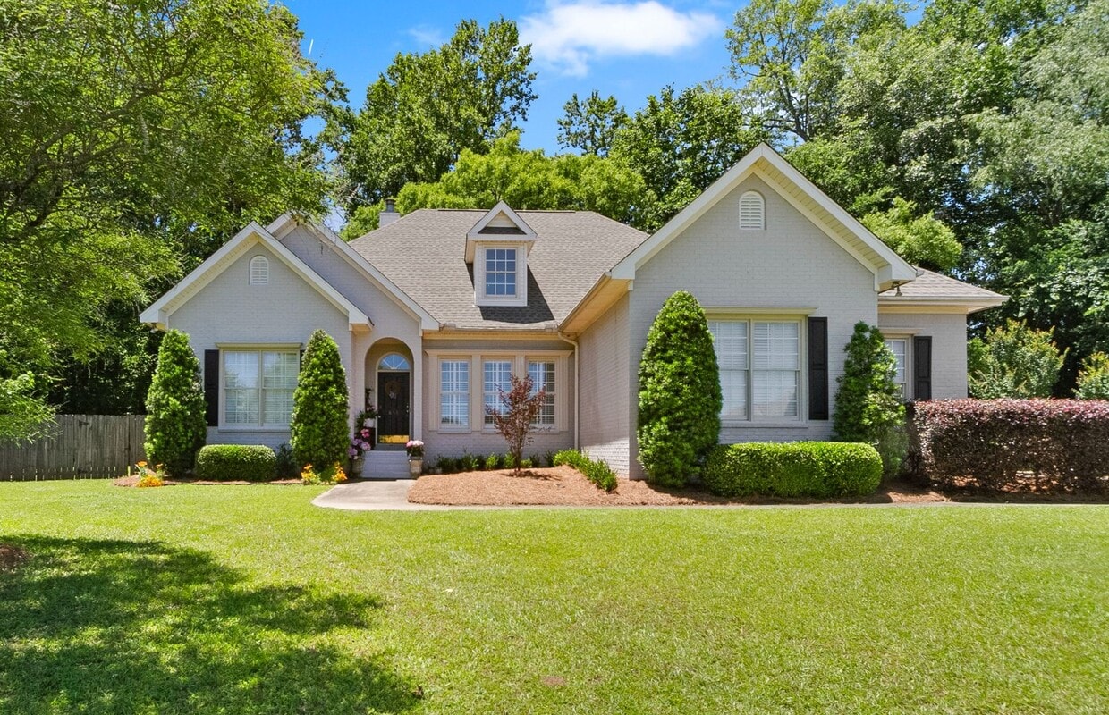 Primary Photo - Beautiful 5 Bed 3.5 Bath Home! Available N...