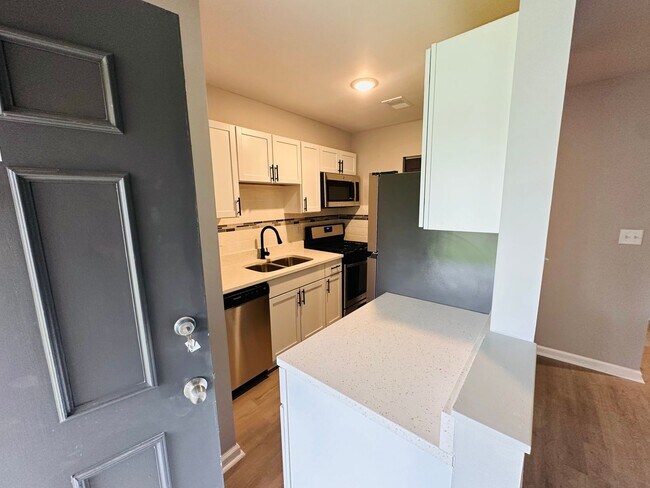 Foto del edificio - Experience Luxury Living at Bellagio Living II: Modern Apartments in Lawrence, Indiana