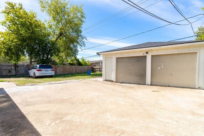 Foto del edificio - 7202 Eichler Dr