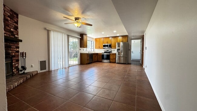 Foto del edificio - Eastside (Broadway/Harrison) 3 bedroom, 2 bath home, 2 car garage with workshop/storage, a/c and ...