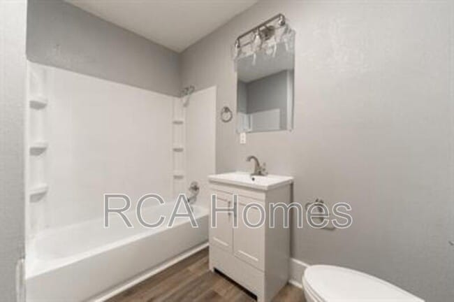 Foto del edificio - 2427 N Kenwood Ave