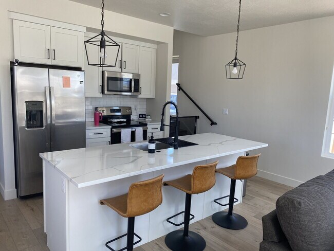 Foto del edificio - Breathtaking Desert Color 3 bed 2.5 bath townhome for rent!