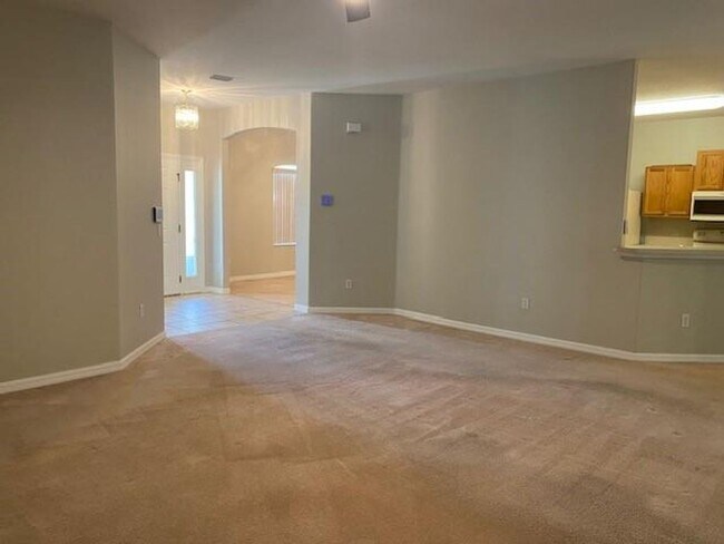 Building Photo - SPACIOUS 4/2 HOME PERFECT FOR YOUR FAMILY