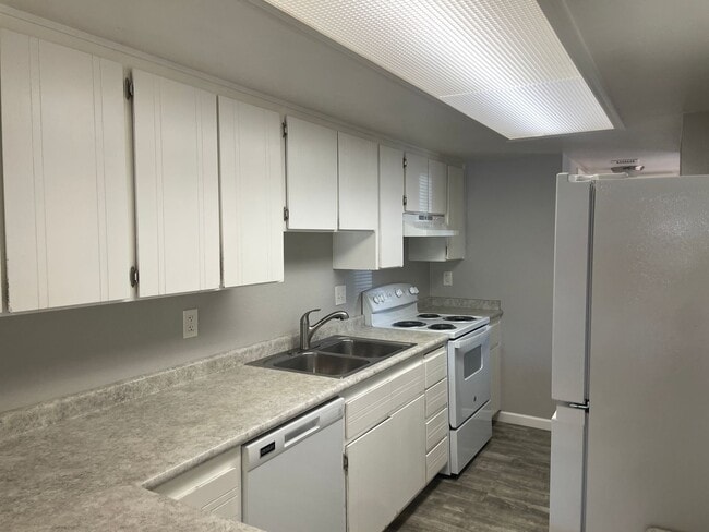 Building Photo - TOWNHOME - VILLAGE OF OAK CREEK - RED ROCK...