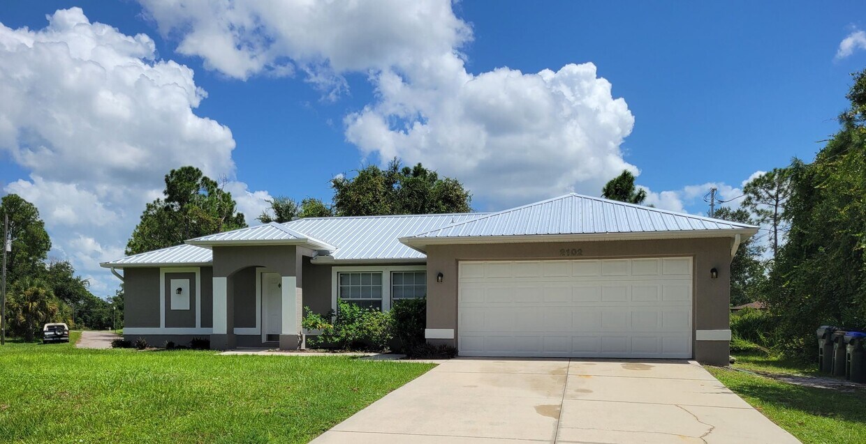 Primary Photo - *Annual* Nice & Clean 3 Bed, 2 Bath with P...